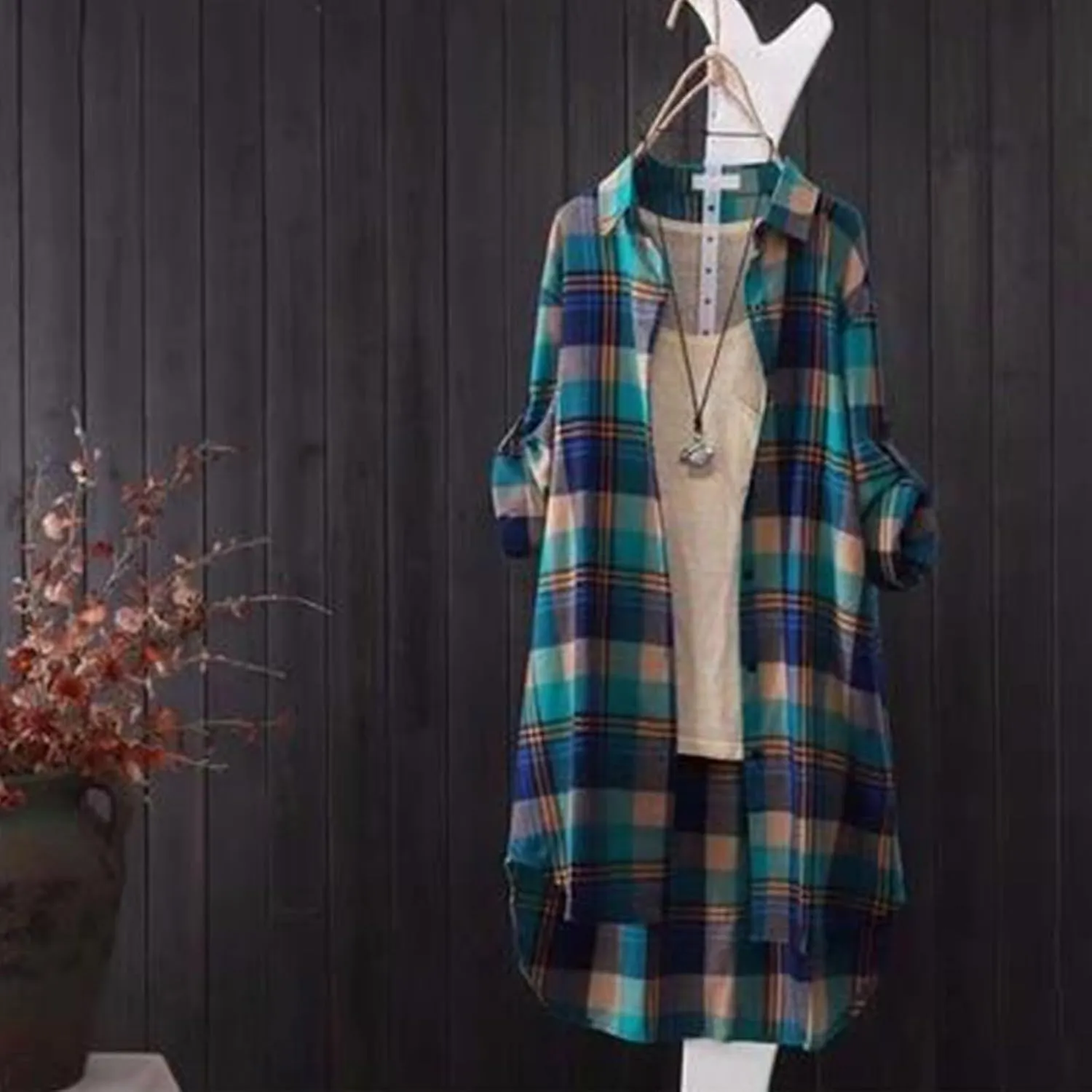 Womens Flannel Plaid Shirts 2024 Fall Long Sleeve Button Down Checked Casual Long Tail Shirt Jacket with Pockets